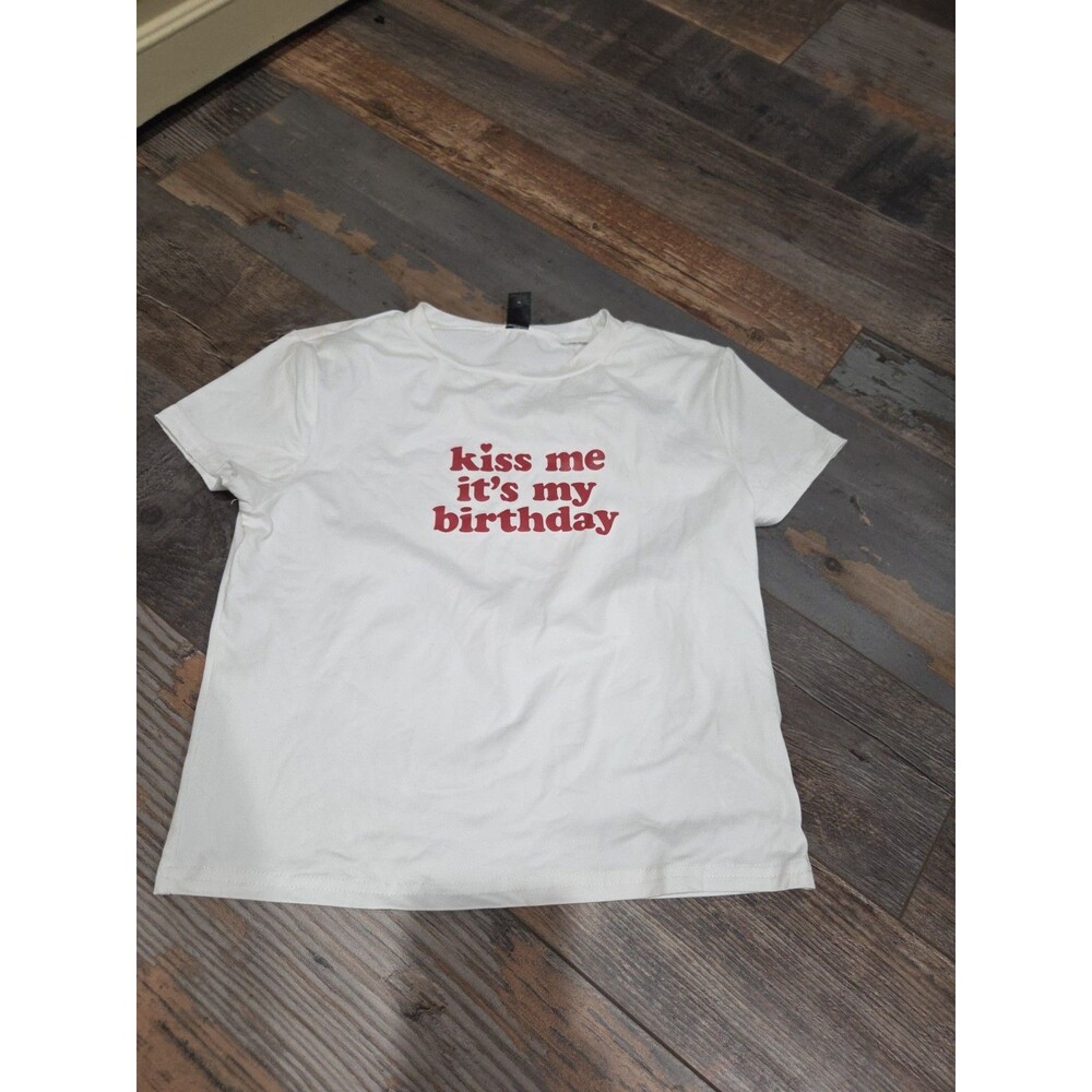 New Medium "Kiss Me Its My Birthday" White Red Crop Top Short Sleeve T Shirt B22